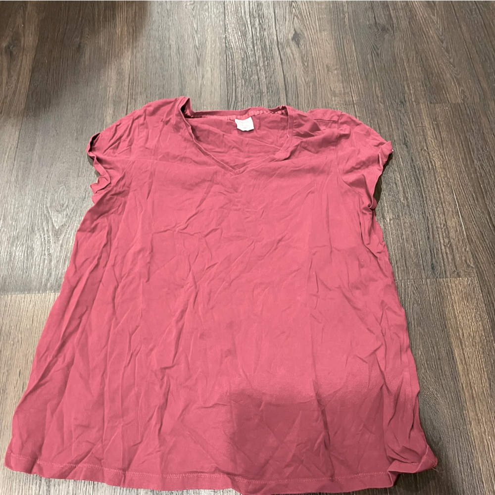 Women’s maternity tee shirt.
